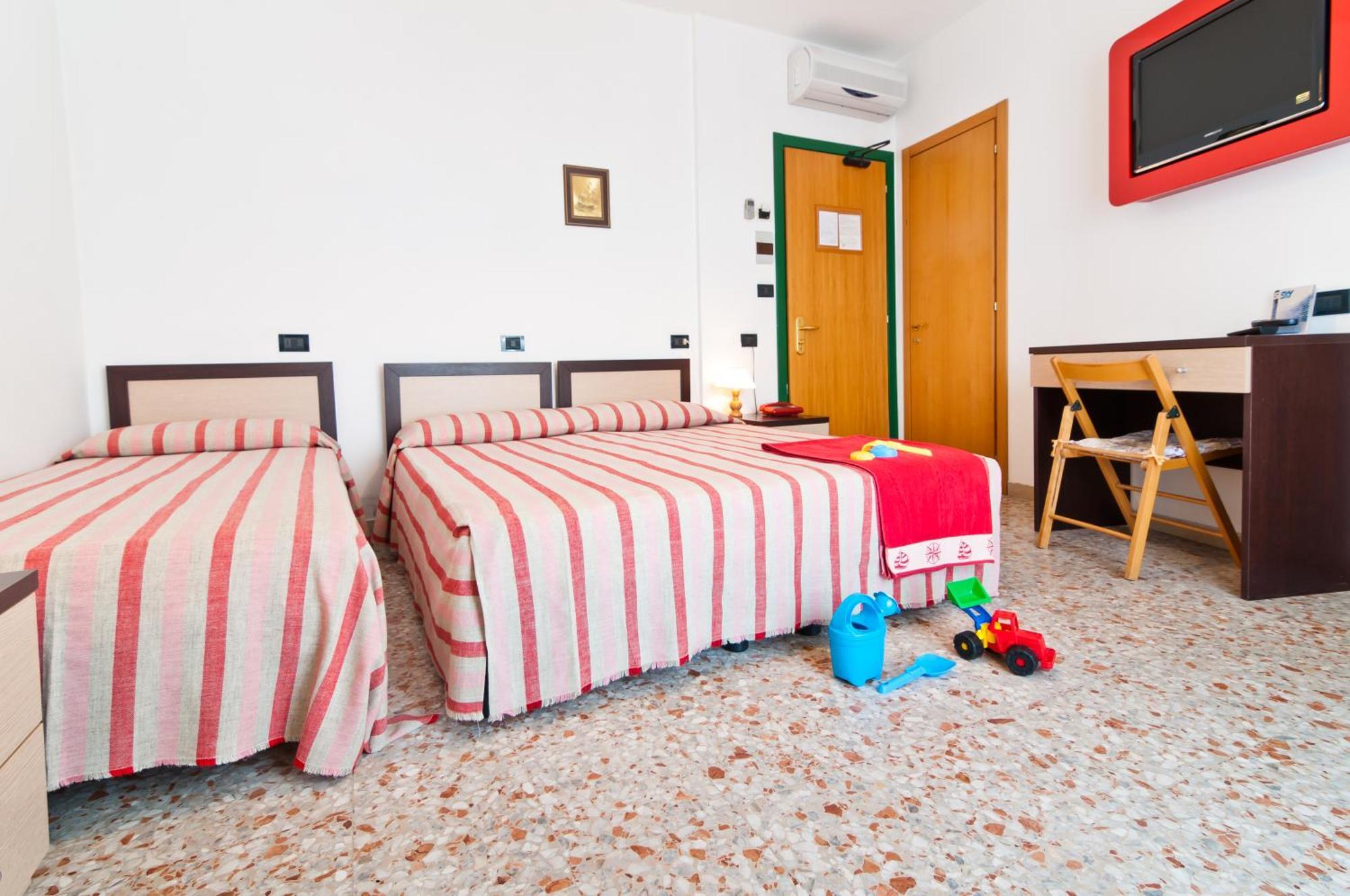 Hotel Milan Rosolina Mare Exterior photo